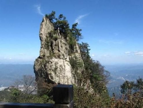  景区|游客一家四口在洛阳栾川县老君山景区遭雷击，一男子不幸身亡