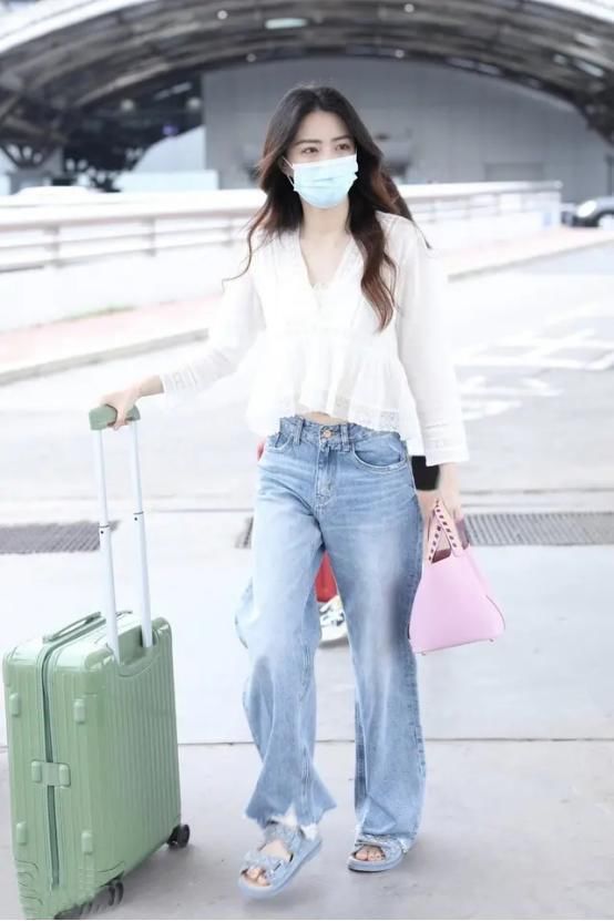  上衣|徐璐真挺瘦，荷叶边上衣配牛仔裤造型“松垮垮”，纤细腰身好吸睛