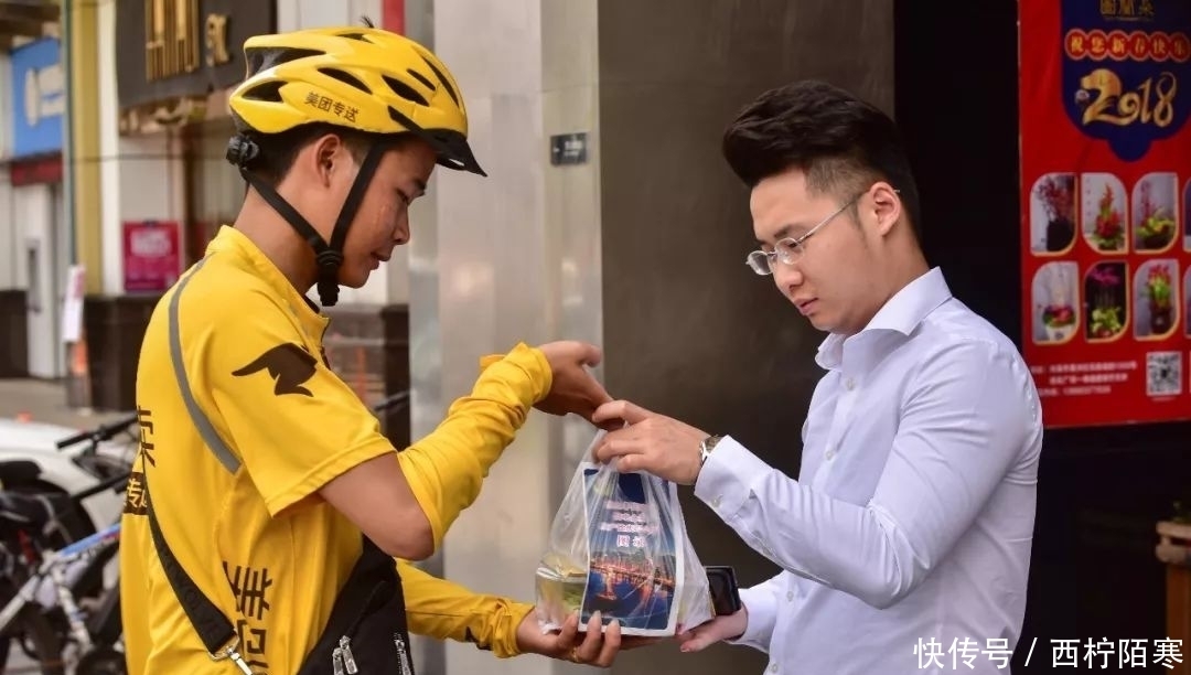 该男士|男子下楼接外卖,不料被外卖员拿刀狂砍致伤,小哥:让你点外卖!