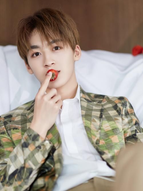  宣扬|何洛洛宣扬盗版软件，翻车后火速道歉，网友：明星门槛真低