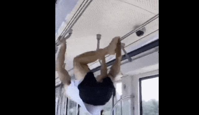  车厢|情侣车厢内 “炫技”，地铁回应！