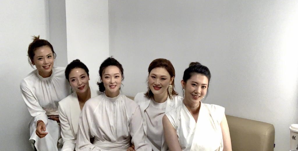 乘风破浪|魏秋月穿白西装又美又飒！惠若琪做鬼脸太可爱，赤脚合影李宇春