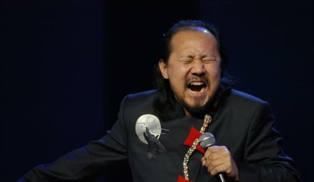  表演|60岁腾格尔当评委，看表演只顾玩手机引批评，扮女装被指太心酸