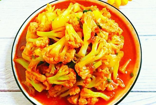  道菜|大厨带来花菜新吃法，3种蔬菜加1把盐炒一大盘，营养美味好下饭