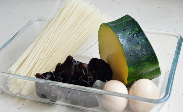 清甜|三伏天不吃这菜,到秋天就老了,炒米粉脆嫩又清甜,皮都不用去