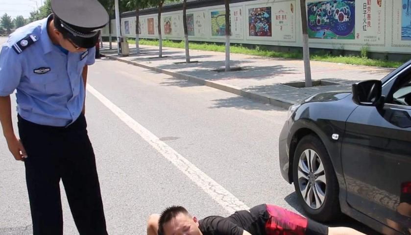  行人|开车误撞了闯红灯的行人，用不用负责？不懂到时吃亏也没地说理