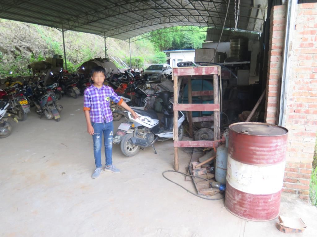 汽油|广南一人偷走一桶汽油