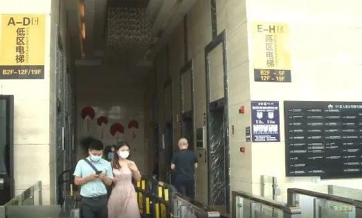  突变|电梯突变“跳楼机”？连坠十几层，两女子魂都吓飞......