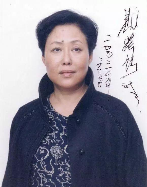  出门|70岁斯琴高娃曾遭8年家暴，如今出门靠轮椅