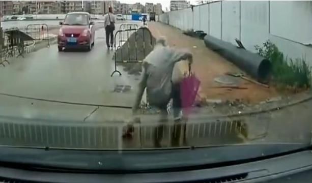  马路上|老人车前自己摔倒，后车立马倒车离开，老人家属：你为什么不扶？