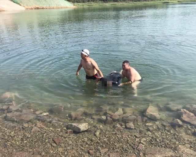  民间|民间救援队15年义务捞尸477具，打捞主要靠手摸，握手却被朋友嫌弃