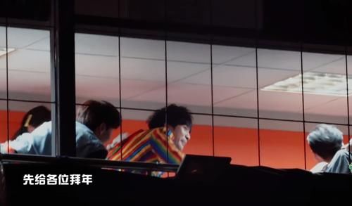  本能|何炅误触机关陷僵局，大张伟本能反应暴露人品，跪下认真的吗？