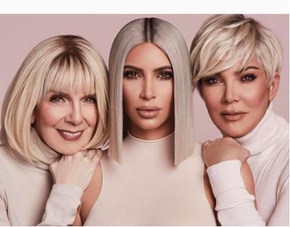  风衣|卡戴珊86岁奶奶太优雅！穿奶白色风衣笑靥如花，与64岁女儿似姐妹