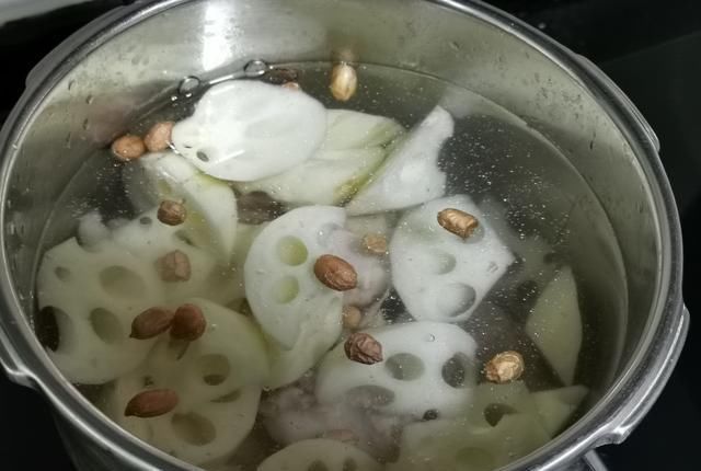  好喝|教大家做一道美味的花生莲藕猪骨汤，非常简单，好喝到一滴不剩