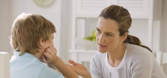  伶俐|孩子喜欢跟父母作对? 家长应摒弃命令式口吻, 让孩子变得乖巧伶俐