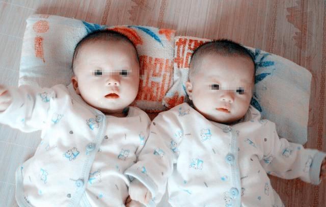  年后|双胞胎姐妹3岁时走失，30年后相见差距令人感慨，网友：更像母女