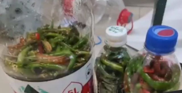  腌制|高校男生宿舍徒手腌辣椒，网友：是个狠人