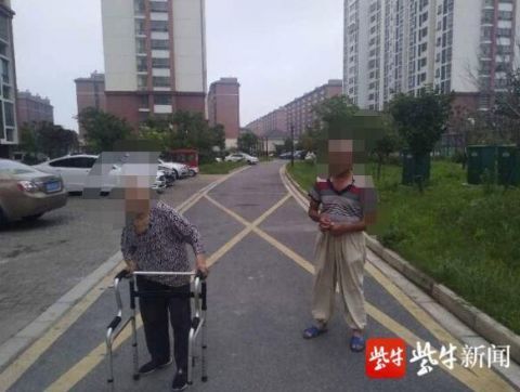  镇江新区|凌晨老太小区转悠迷路 民警折腾3小时送回家