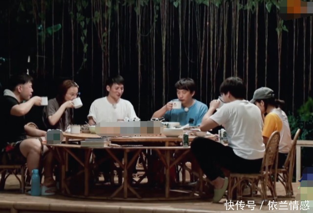  何老师|快乐家族作客蘑菇屋，待遇到底有多高看到晚饭场面，这真是第一次见