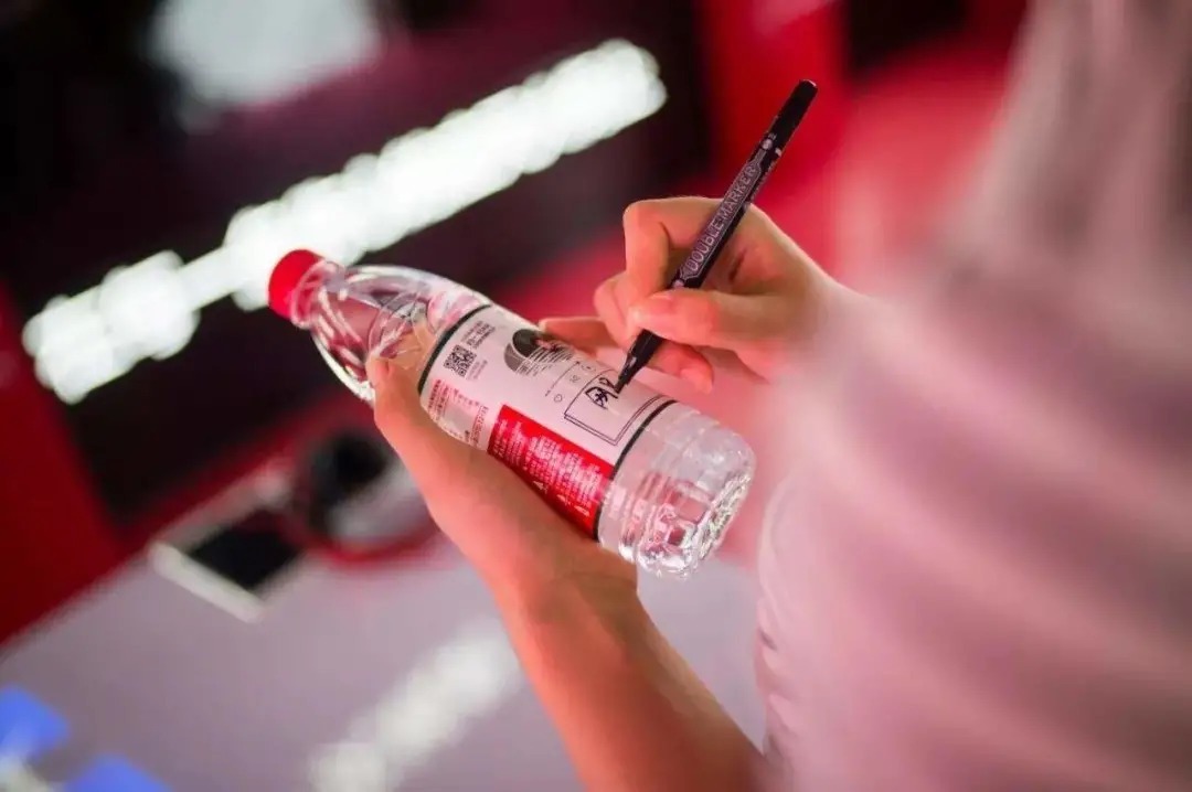 商业|一战赚了2000亿,农夫山泉创始人钟睒睒与他的商业帝国