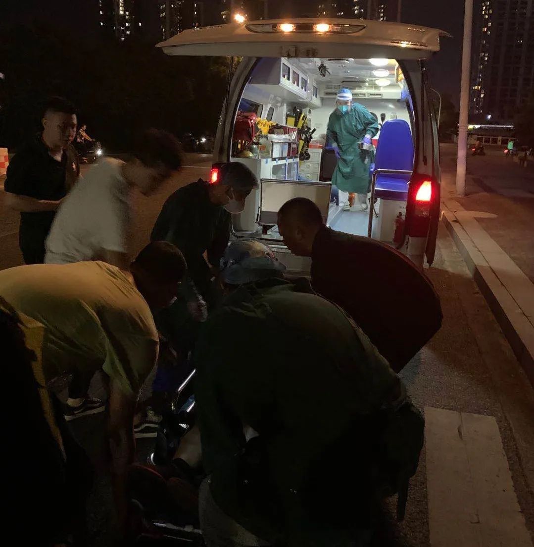  晚上|什么情况？晚上8点多，一男子口鼻流血倒在公园……