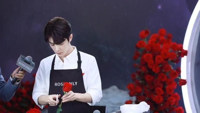  观看|肖战空降直播间，引近千万人观看，获赞3亿，战战正式复工