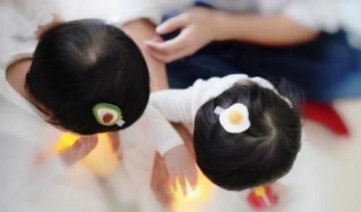 散步|谢娜带女儿散步,跳跳俏俏高情商答出“回家的路”,老母亲被暖化