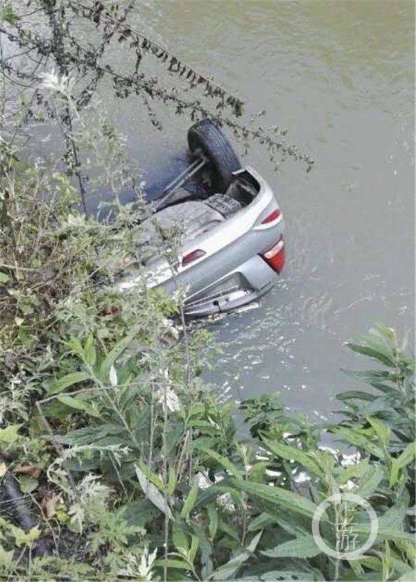  倒扣|轿车冲出桥面倒扣在河里，后车上的两人紧急救人……