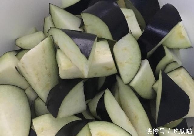 学会|炒茄子,最忌先放油炒,学会这样处理,茄子绵软入味,不黑不油腻