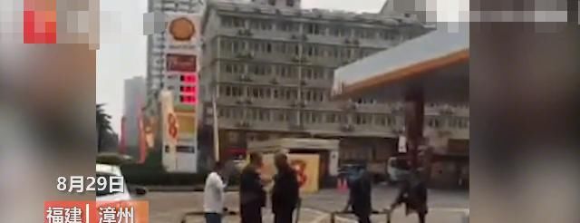 抽出|恐怖！一黑车司机与出租车争抢乘客，后备箱抽出2尺砍刀