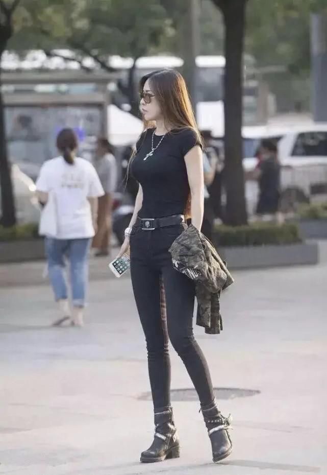  牛仔裤|又来了一种新穿法，“牛仔裤+半筒靴”，“燃爆”了各地街头！