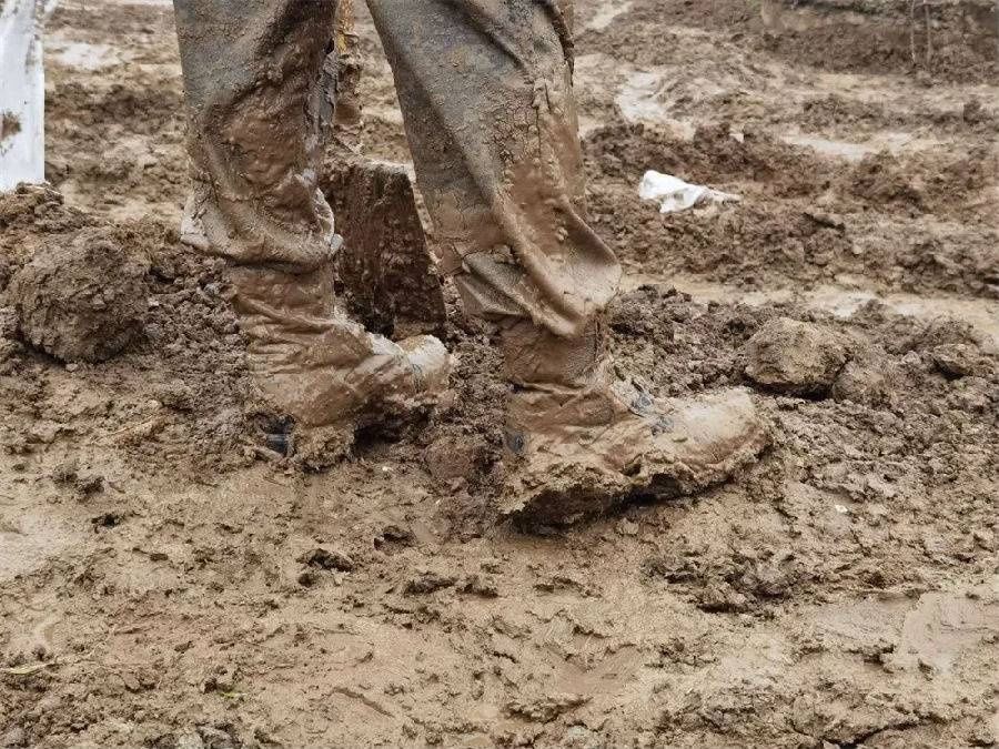  劲旅|守住最后防线!＂太行劲旅＂通宵加固圩堤