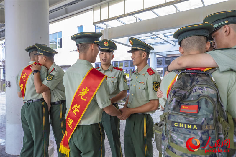 广西桂林：挥泪告别，再敬最后一个军礼！