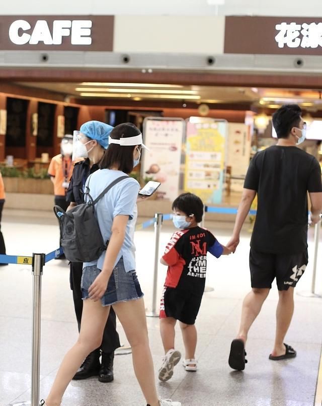  T恤|凌潇肃唐一菲带儿子走机场，凌听跟爸爸如饼印，唐一菲热裤秀长腿