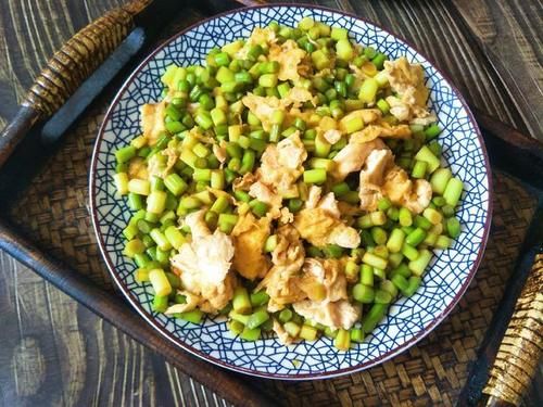 蒜苔|蒜苔炒鸡蛋，按照大厨的做法，清爽不油腻，老少皆宜