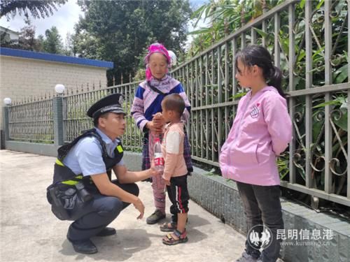  名小孩|红河桥头:民警帮助走散儿童寻找家人