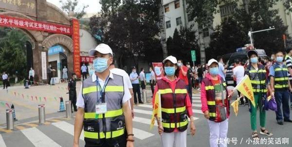  烟台交警|搞笑段子：晚饭之后躺在沙发上玩手机，手机快没电了，就喊老公