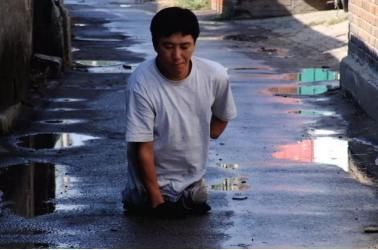 坐轮椅|从活蹦乱跳到瘫坐轮椅，他19岁时拾起的“钥匙链”，折磨了他23年