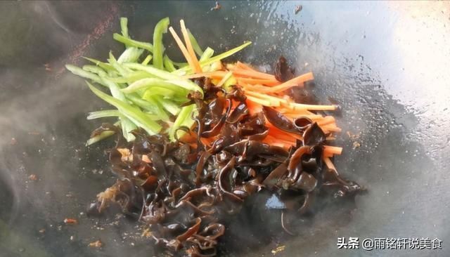 便宜|百吃不厌的鸡胸肉做法，不炸不煎，便宜又营养，酸辣过瘾太下饭了