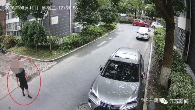  新车|男子烧香庆祝喜提新车，一不小心把邻居两台车烧了！