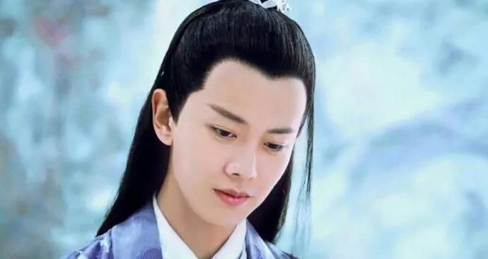  终于|荧幕上酷酷的任嘉伦，没想到是个话痨，非科班出身的他终于出圈了