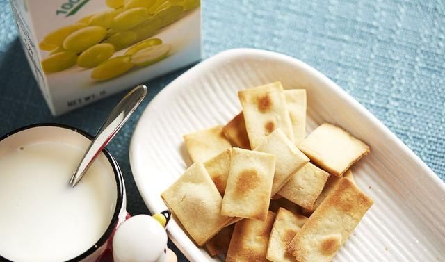  西瓜冰沙|夏天最完美组合，牛奶饼干配沙拉，好吃不腻，冰凉清爽，刷剧必备