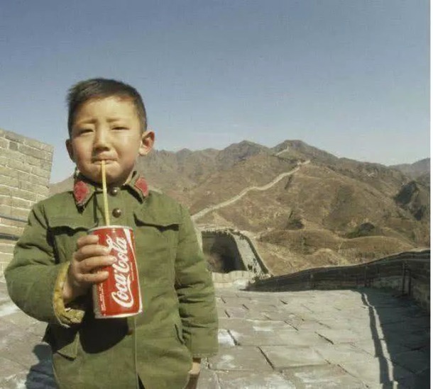 中国|长城上,40年前中国第一个喝可乐的小男孩,现在怎么样
