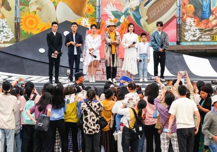 首映礼|“千岛湖的美很难复制”,徐峥带着主演们回拍摄地千岛湖参加《我和我的家乡》首映礼