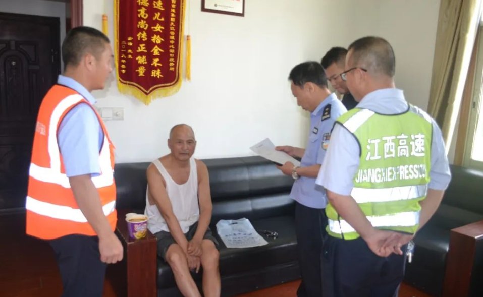  高速|七旬老人欲走上高速，幸好遇见了他们