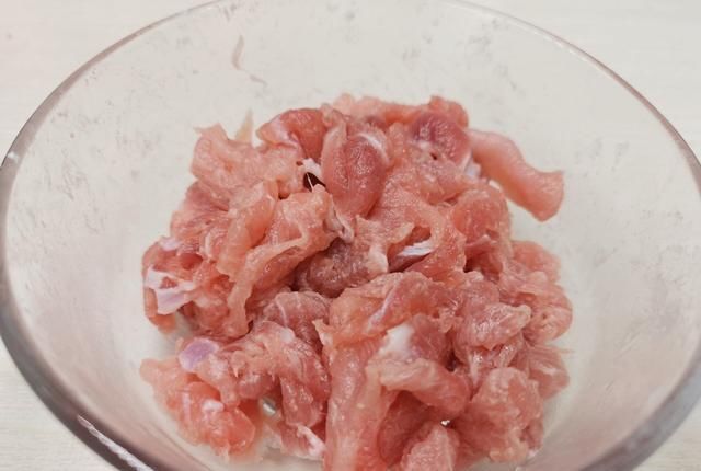  鲜美|做法简单的腐竹肉片汤，豆香浓郁，肉片鲜美滑嫩，一碗都不够喝