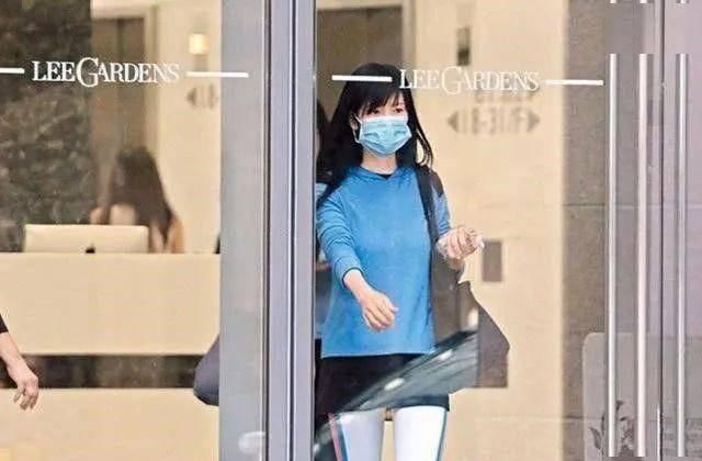  不显|周慧敏50岁还不显老，打扮的也很年轻，穿运动短裙搭白色健身裤！