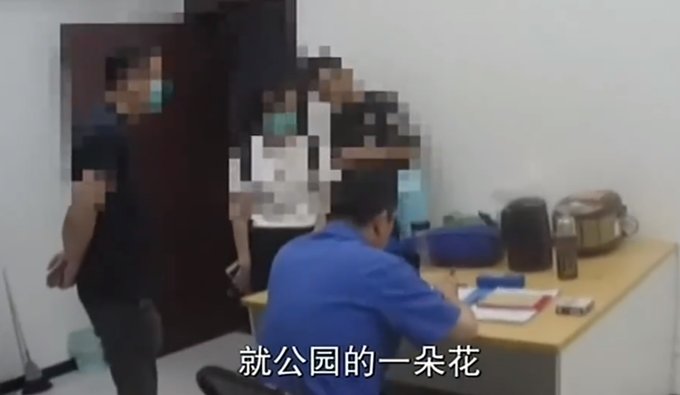 监控|游客摘玄武湖并蒂莲监控曝光，当事人振振有词：不就是朵快败掉的花吗？