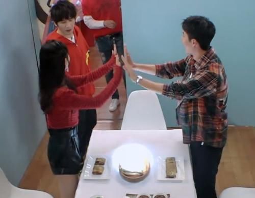  煎饼果子|赵丽颖到《天天向上》当嘉宾，细看王一博举动，关系好坏很明显