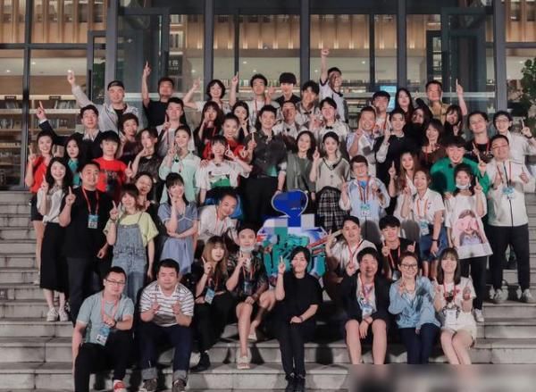  没变|《中餐厅》杀青四年后王俊凯李子峰再同框，人没变但身份不同了